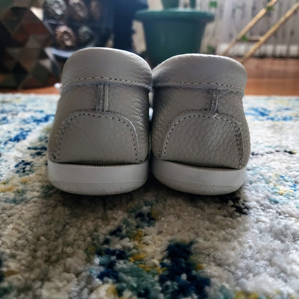 Womens  Minnetonka Moccasins Off-white/ Light Grey  Size 10